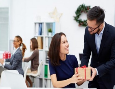 Quà tặng nhân viên ý nghĩa - tạo sự bất ngờ, gắn kết tinh thần đồng nghiệp