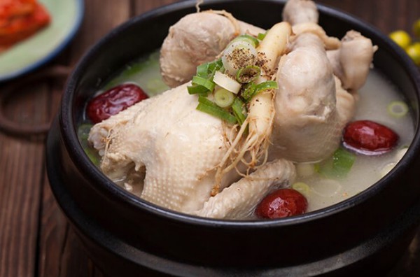 Cách chế biến gà hầm sâm Hàn Quốc bổ dưỡng