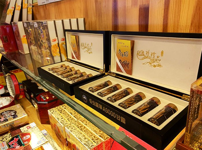 Hộp đông trùng hạ thảo Tây Tạng tại cửa hàng