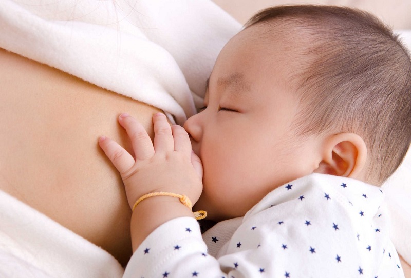 Sữa mẹ tốt cho hệ miễn dịch của trẻ dưới 1 tuổi